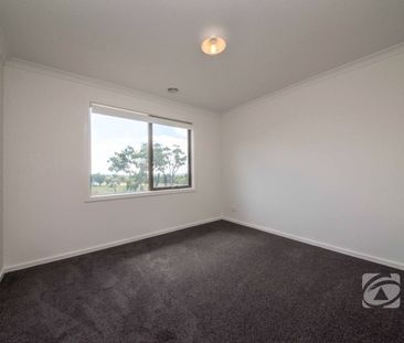 COMFORTABLE LIVING IN THE HEART OF CARDINIA LAKES - Photo 2