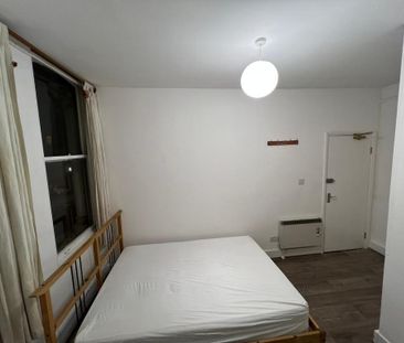 1 bedroom in a flat share to rent - Photo 2