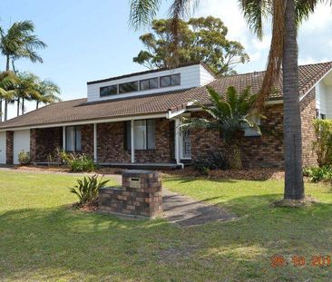 CHARMING FAMILY HOME WITH DOUBLE GARAGE CLOSE TO TOWN - Photo 4