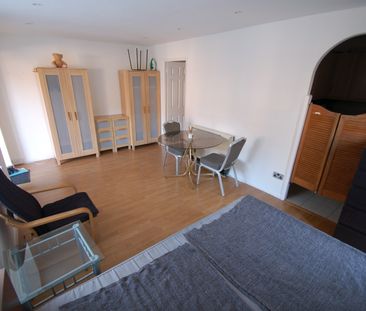 Studio Flat, Snowdon Drive, NW9 - Photo 2