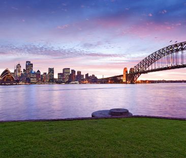 Spectacular water front views in a contemporary spacious apartment - Photo 2