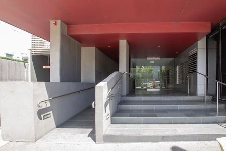 Stylish 2-Bedroom Apartment in Prime St Kilda Location - Photo 2