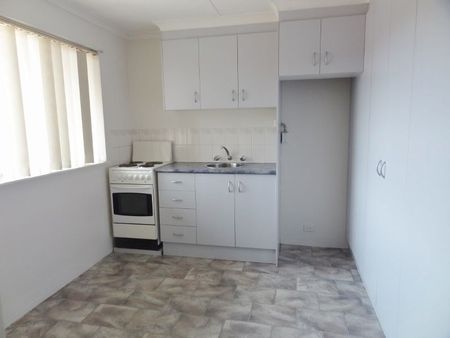 Tidy one bedroom unit with Lock up garage - Photo 2