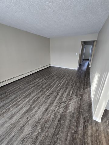 Beautiful Spacious 2 bedroom end unit Available Now! - Photo 2