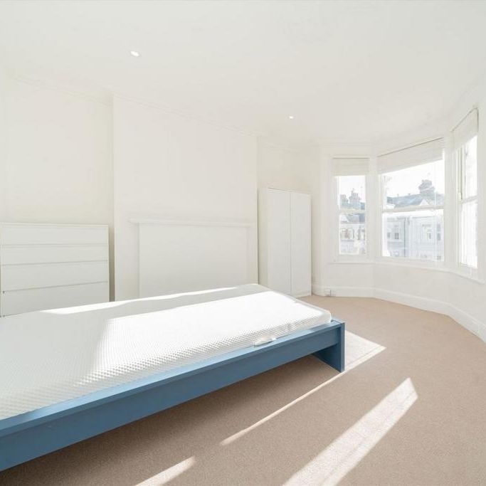 4 bedroom flat to rent - Photo 1