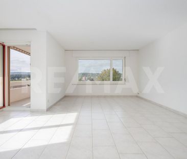 Sonnig sowie bestens ein- und angebunden: 3½-Zimmer-Wohnung mit Aus... - Photo 2