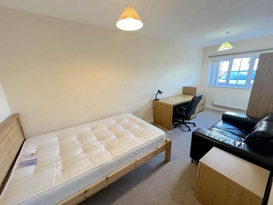 6 bedroom house to rent - Photo 1