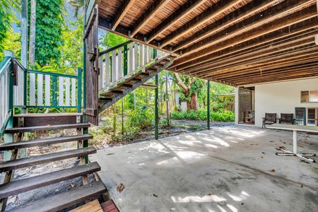 CHARMING UPSTAIRS WHITFIELD QUEENSLANDER!!!! - Photo 2