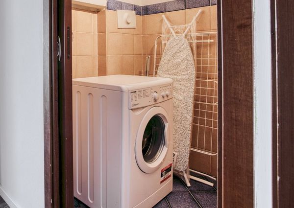 Large single room with balcony in Milan