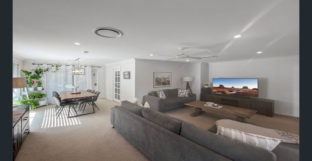 Luxurious Five Bedroom Home! - Photo 1