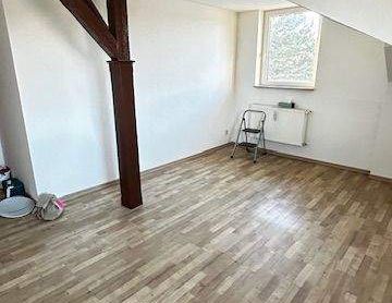 Schöne Dachgeschoss mit Wohlfühlfaktor – Einbauküche möglich! - Foto 1