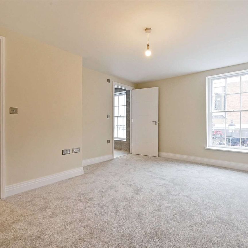 A modern first floor one bedroom apartment in the heart of Windsor Town centre. - Photo 1
