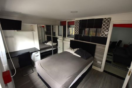 Tresham Crescent, London, NW8 - Photo 2