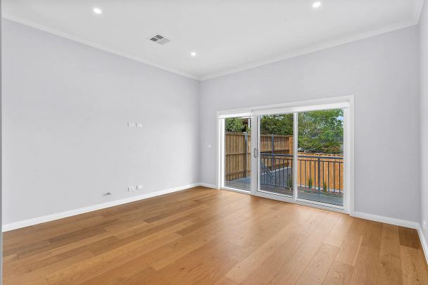 Contemporary Bowral Townhome with Picture Perfect Views! - Photo 1