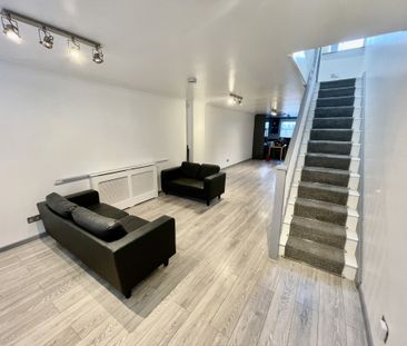 Modern and Newly Refurbished Detached House! Amazing Living Space &... - Photo 4