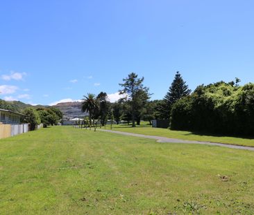 Sunny bedsit in a park - Photo 1