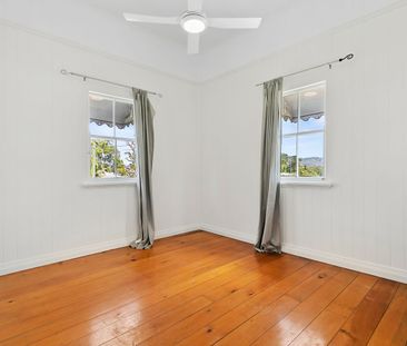 GREAT POSITION ON A NO THROUGH ROAD - LOVELY WELL MAINTAINED TRADIT... - Photo 4