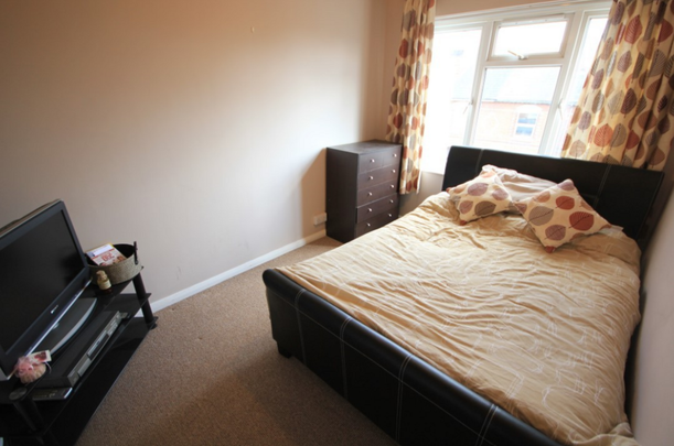 4 bedroom end of terrace house to rent - Photo 1
