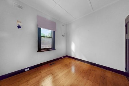 LARGE FAMILY HOME IN PRIME LOCATION - Photo 3