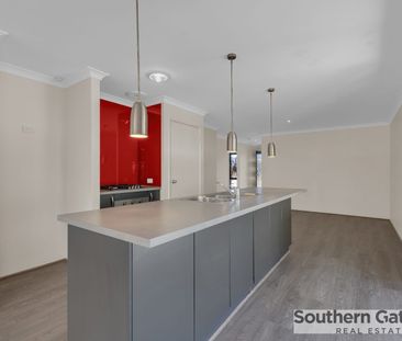 Spacious 3 bedroom 2 bathroom home - Photo 5