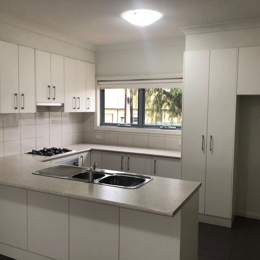 Stunning Two Storey Townhouse - Location, Location, Location! - Photo 1