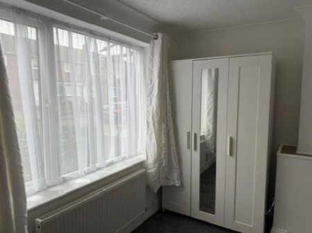 1 bedroom in a house share to rent - Photo 2