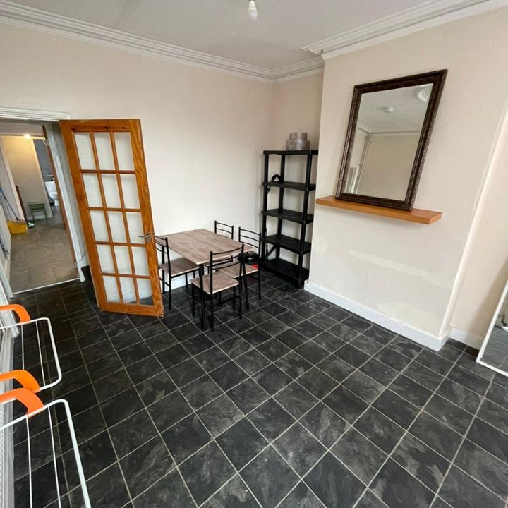 Room in a Shared House, Hartley Road, NG7 - Photo 1