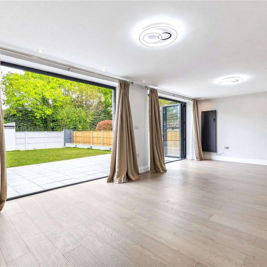 A five bedroom family home in the village of Chobham. - Photo 1