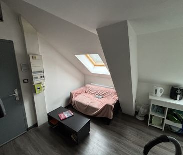 STUDIO MEUBLÉ AVEC MEZZANINE SITUÉ EN CENTRE-VILLE - Photo 2