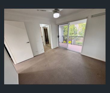 Modern 3 Bedroom Townhouse - Photo 2
