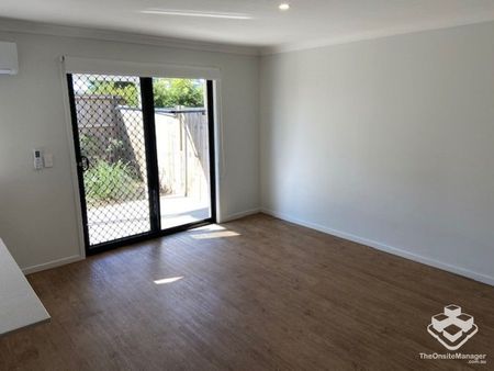 3 BEDROOM TOWNHOUSE - Double Garage, Air Cons, Pets Welcome - Photo 2