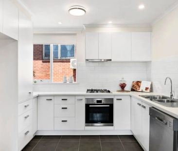 Quiet seclusion moments from St Kilda and Chapel Street - Photo 3