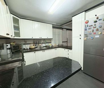 3 bedroom luxury Flat for rent in Seville, Spain - Photo 2