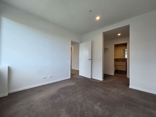 Modern 2 Bed Apartment in Prime Clayton Location - Photo 1