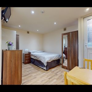 Studio Flat, London, NW2 - Photo 2