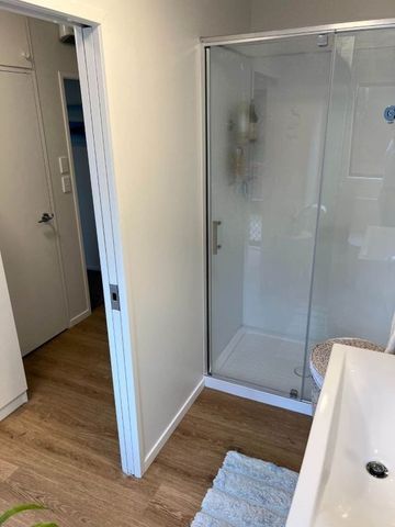 Modern Two-Bedroom Retreat in Prestigious St Heliers - Photo 3