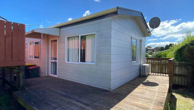 Cute freestanding two bedroom unit - Photo 1