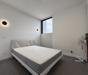 Modern, Spacious & Light Filled Apartment! - Photo 4