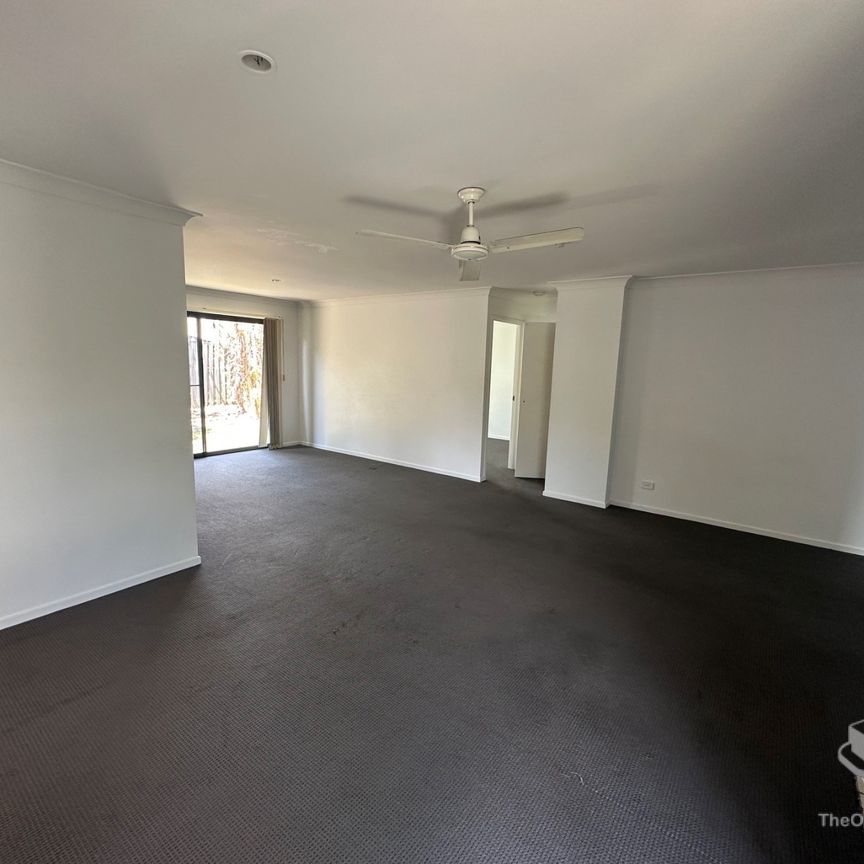Amazing 3 bedroom 2 bathroom villa! - Photo 1
