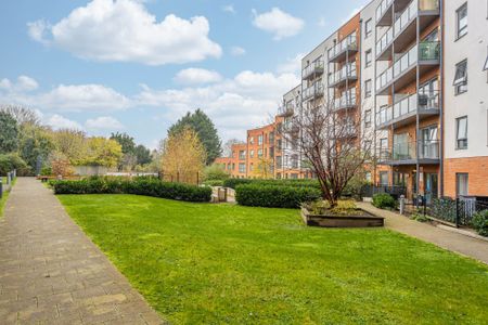 West Green Drive, Crawley, RH11 - Photo 2