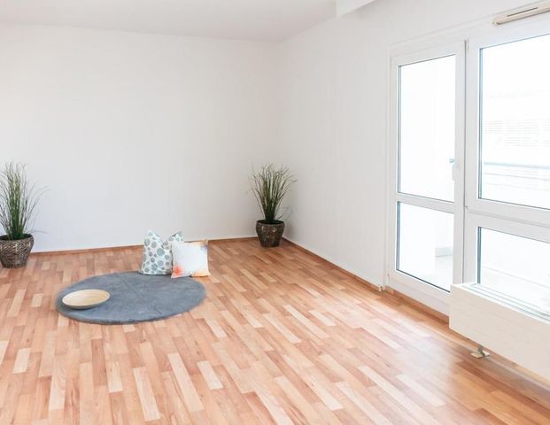 Große 4-Raum-Wohnung mit Balkon nahe Parkanlage - Photo 1
