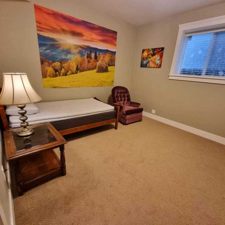 Beautiful & Large Two Bedrooms Suite - Photo 4