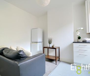 3 bedroom flat to rent - Photo 3