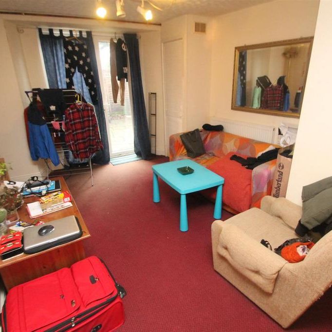 3 bedroom ground floor flat to rent - Photo 1