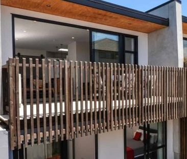 Trendy Townhouse - Photo 3