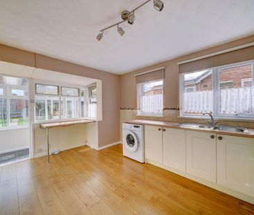 3 bedroom semi-detached bungalow to rent - Photo 5