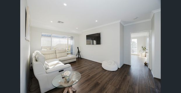 Modern Coastal Family Living - 6.6kW Solar - Premium Finishes - Easy-Care Lifestyle - Photo 1