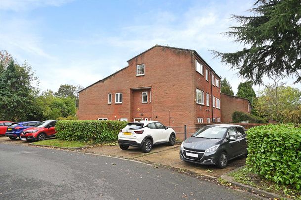 A spacious 2 bedroom house, with parking and private garden located just of Green Lane. Unfurnished and available now - Photo 1