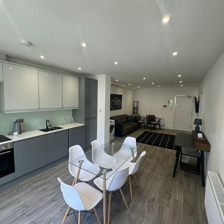 3 bedroom flat to rent - Photo 1