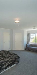 The rental for this furnished studio unit covers power expenses and offers the convenience of an ensuite bathroom and a compact kitchenette. - Photo 4